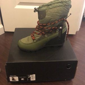 BNIB Sorel Kinetic Wedge in Hiker Green